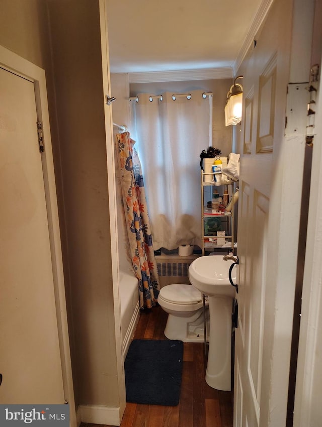 full bathroom featuring sink, shower / bath combination with curtain, hardwood / wood-style flooring, toilet, and crown molding