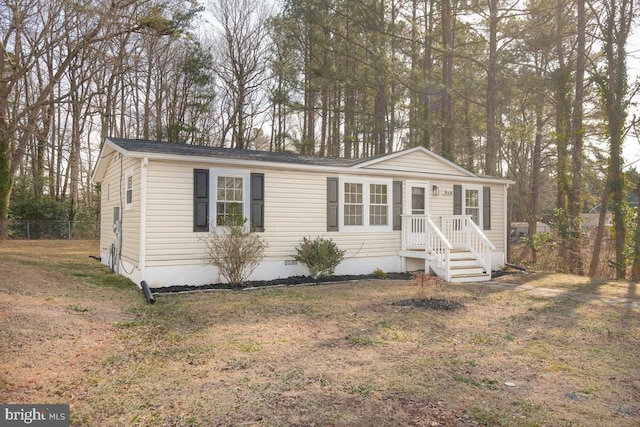 view of front of house featuring a front lawn