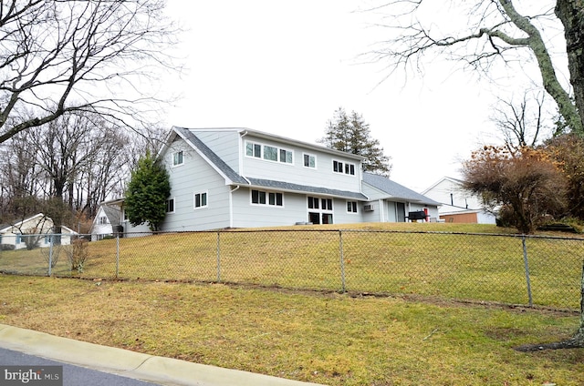 view of front facade featuring a front lawn