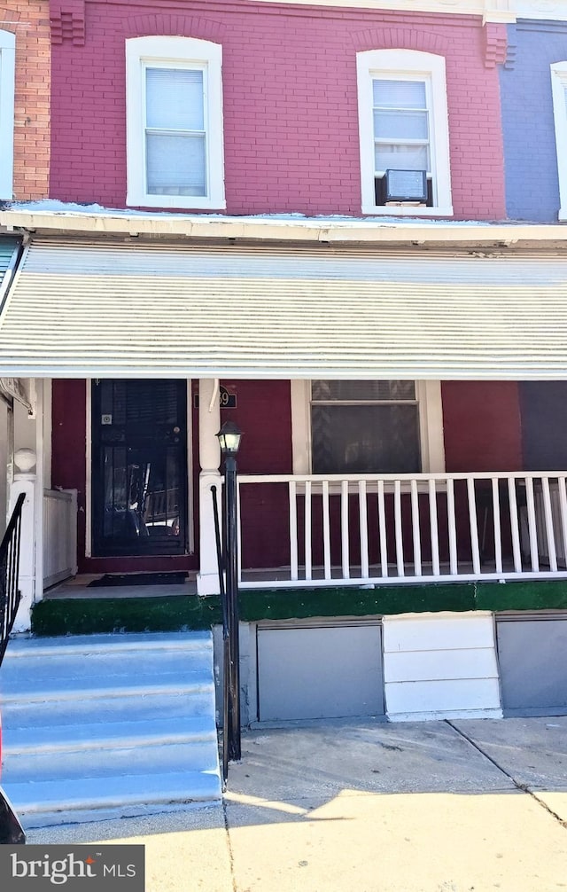 view of front facade featuring brick siding