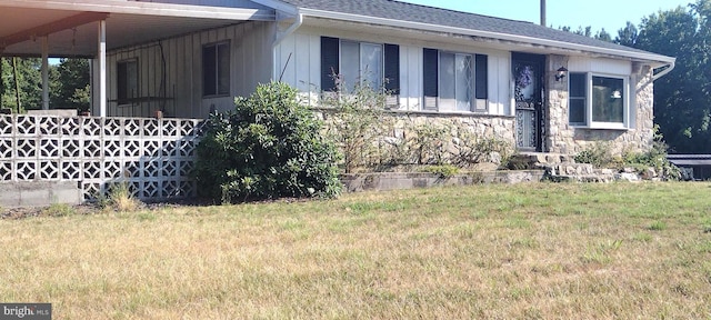 exterior space featuring a front lawn