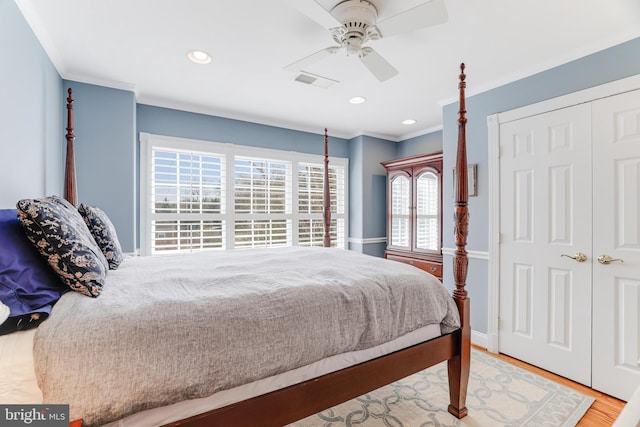 bedroom featuring a ceiling fan, visible vents, wood finished floors, ornamental molding, and recessed lighting