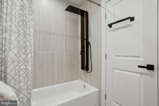 bathroom featuring tiled shower / bath