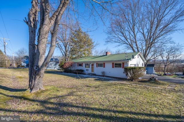 single story home featuring a front lawn