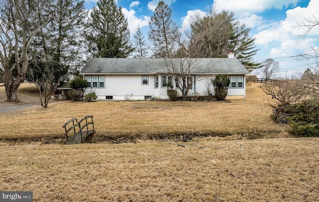 view of front of property featuring a front yard