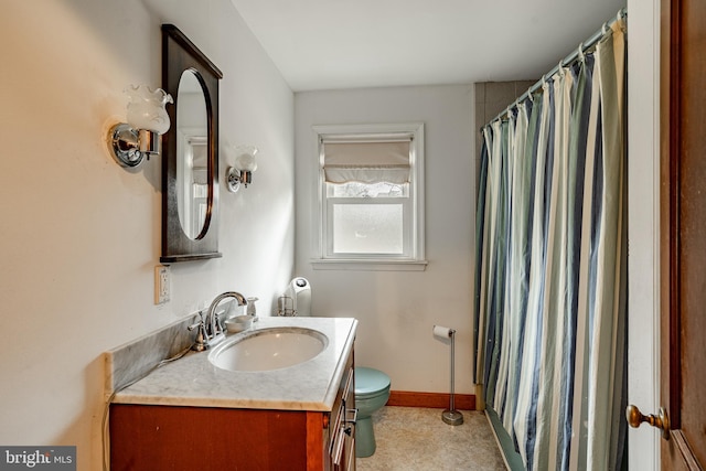 bathroom with a shower with curtain, vanity, and toilet