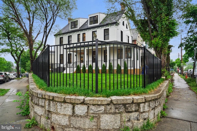 view of front of property featuring a porch and a front yard