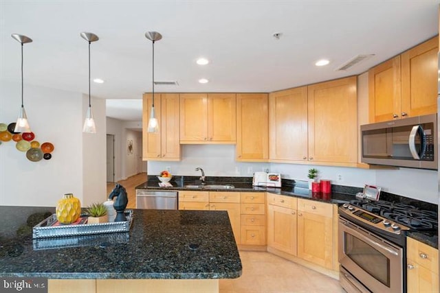 kitchen featuring visible vents, appliances with stainless steel finishes, hanging light fixtures, a sink, and recessed lighting