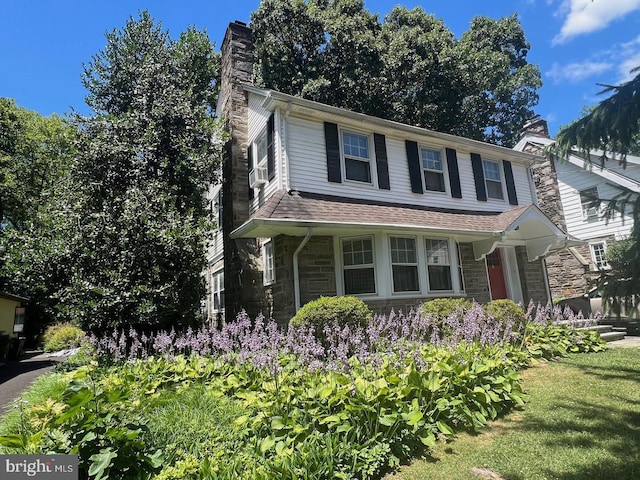 view of front of property featuring a front yard