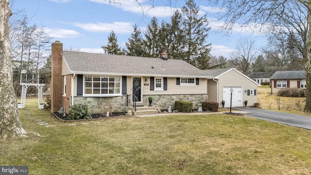 view of front facade featuring a garage and a front lawn