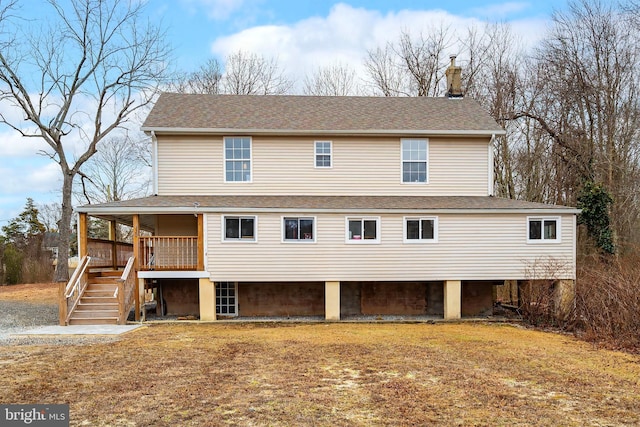 farmhouse featuring a front lawn