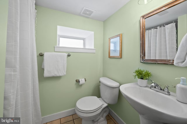 3100 E Lombard St, Baltimore, MD 21224 - full bath with a sink, toilet, tile patterned floors, baseboards, and a shower with shower curtain