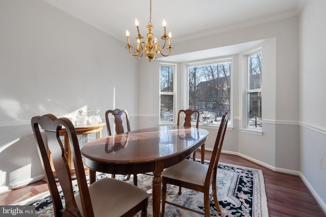 dining area featuring ornamental molding, dark hardwood / wood-style flooring, and a notable chandelier