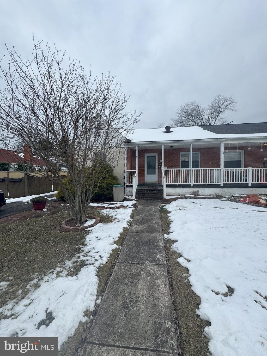 view of front of property featuring covered porch