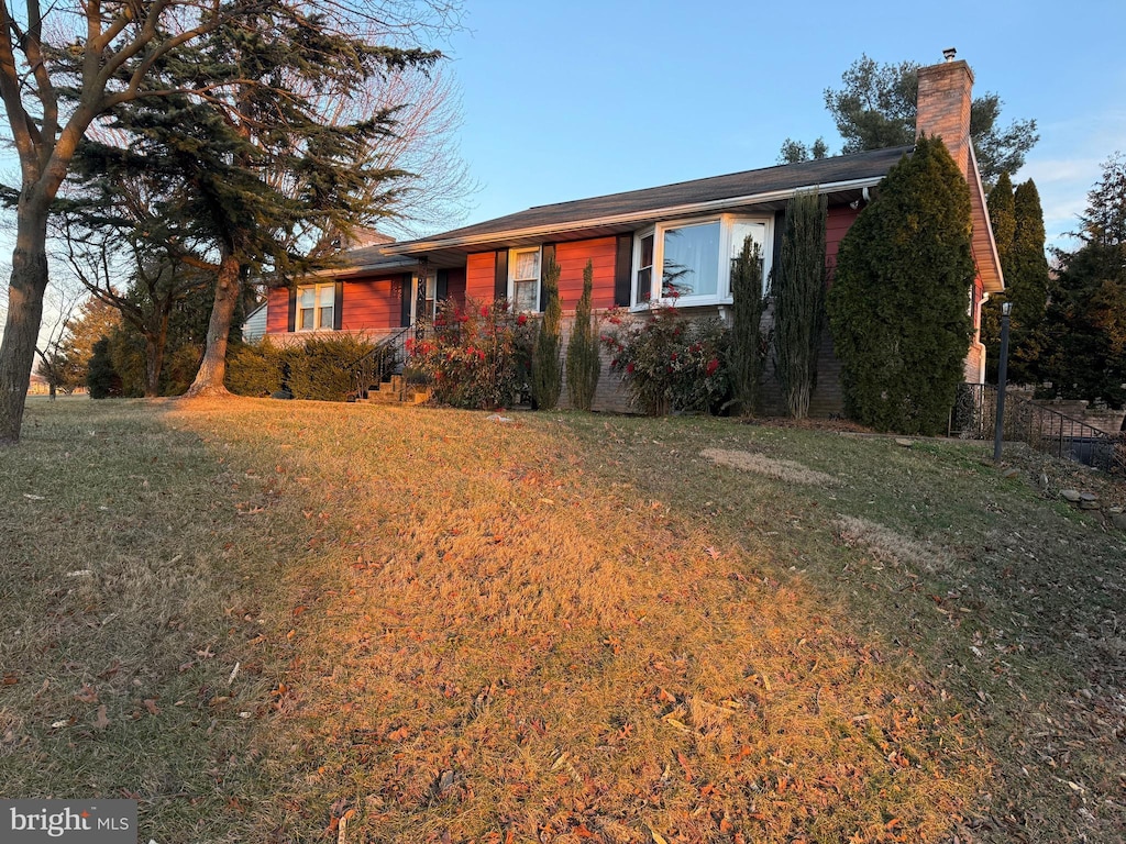 ranch-style home with a front lawn