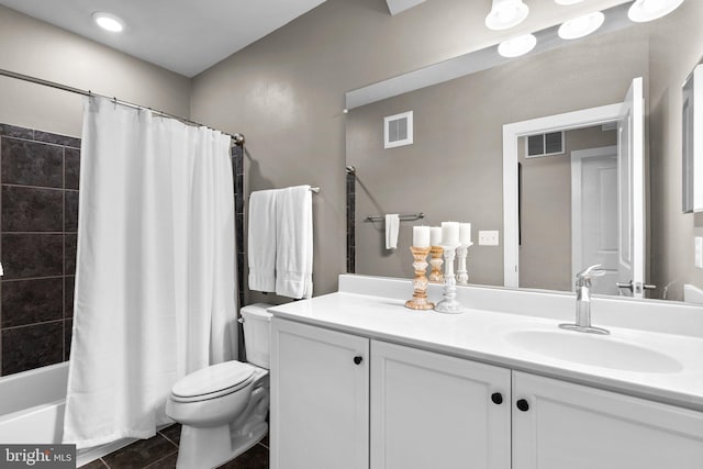 bathroom with visible vents, toilet, vanity, and shower / bath combo