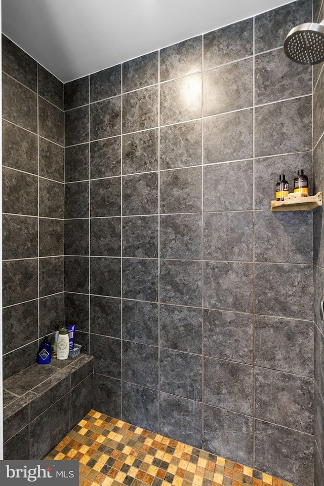 full bathroom featuring tiled shower