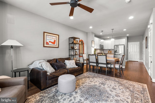 living area featuring recessed lighting, dark wood-type flooring, baseboards, and ceiling fan