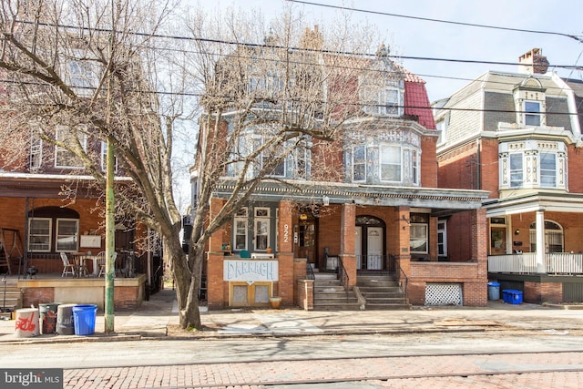 view of front of property featuring covered porch