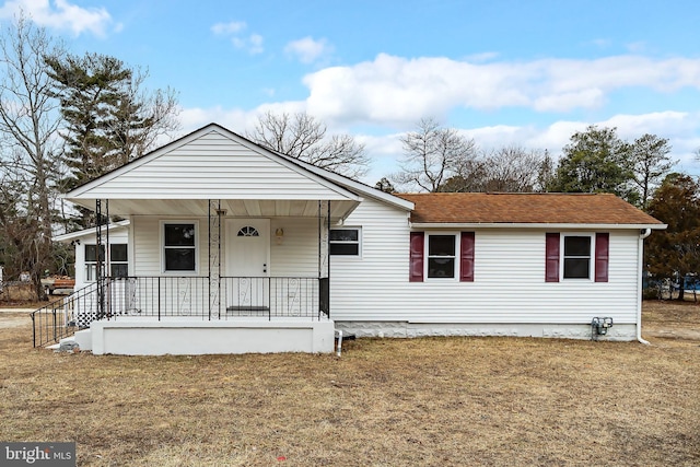 view of front facade featuring a front lawn and covered porch