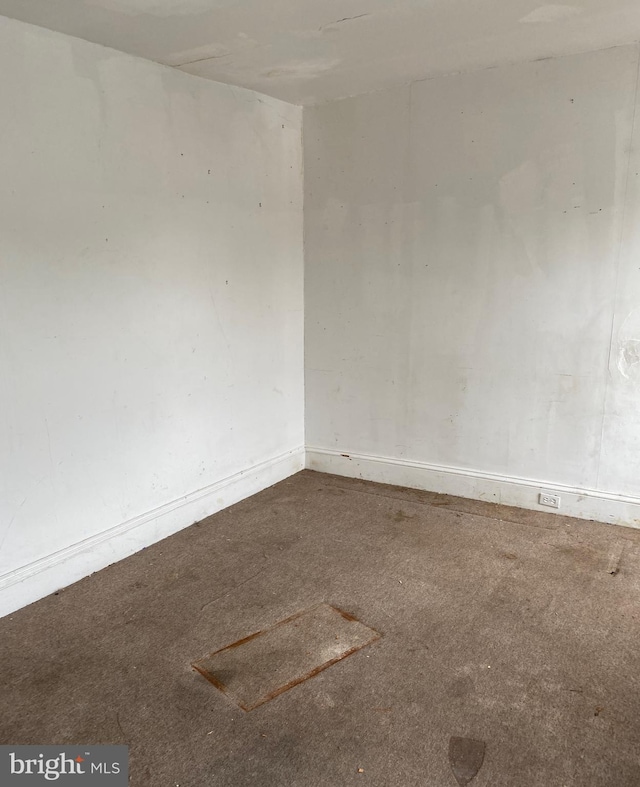 unfurnished room with carpet