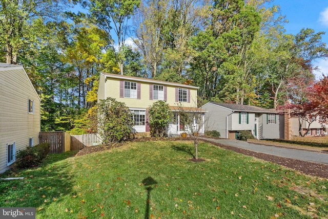 view of front of home featuring fence and a front lawn