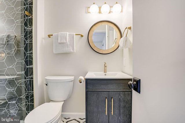 bathroom featuring a shower, baseboards, vanity, and toilet