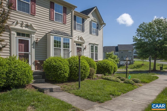 view of front of home featuring a front yard