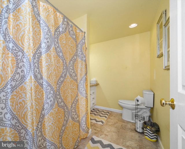 full bathroom with recessed lighting, toilet, and baseboards