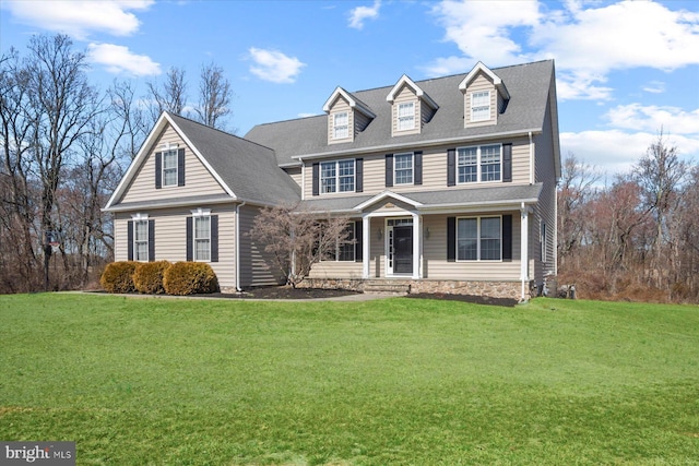 view of front of property featuring a front yard and roof with shingles