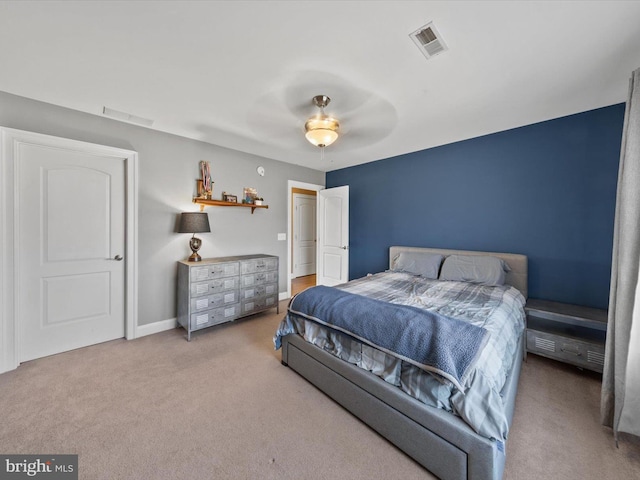 bedroom with carpet flooring, baseboards, visible vents, and ceiling fan
