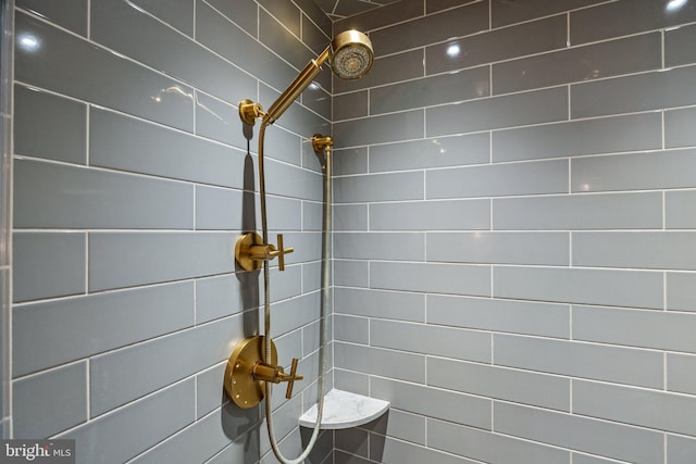 bathroom featuring tiled shower