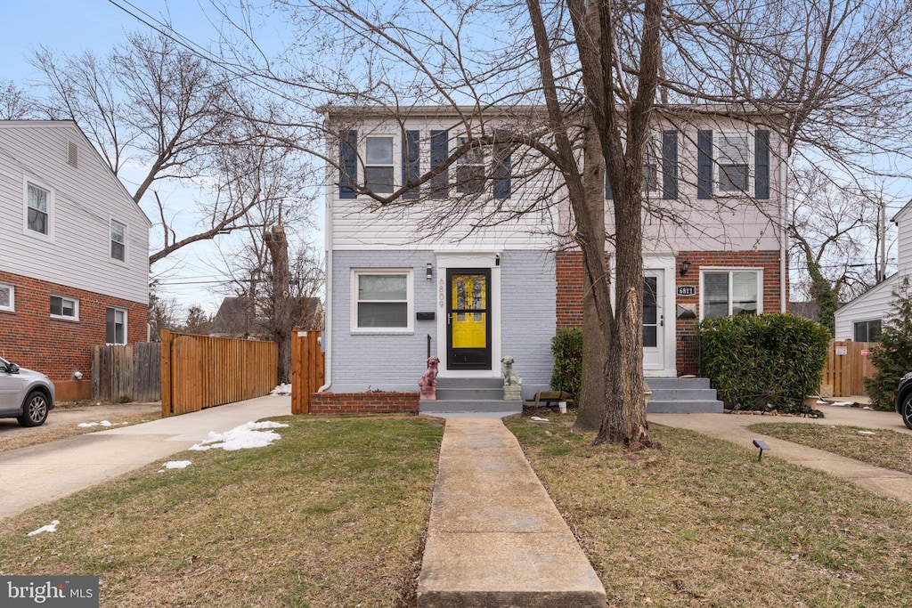 view of front facade featuring a front lawn