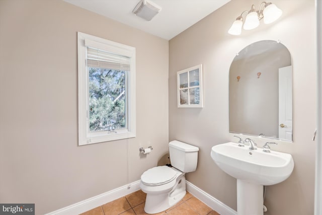 bathroom featuring visible vents, toilet, a sink, tile patterned flooring, and baseboards