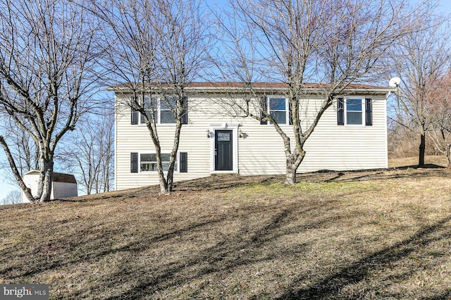 split foyer home with a front yard