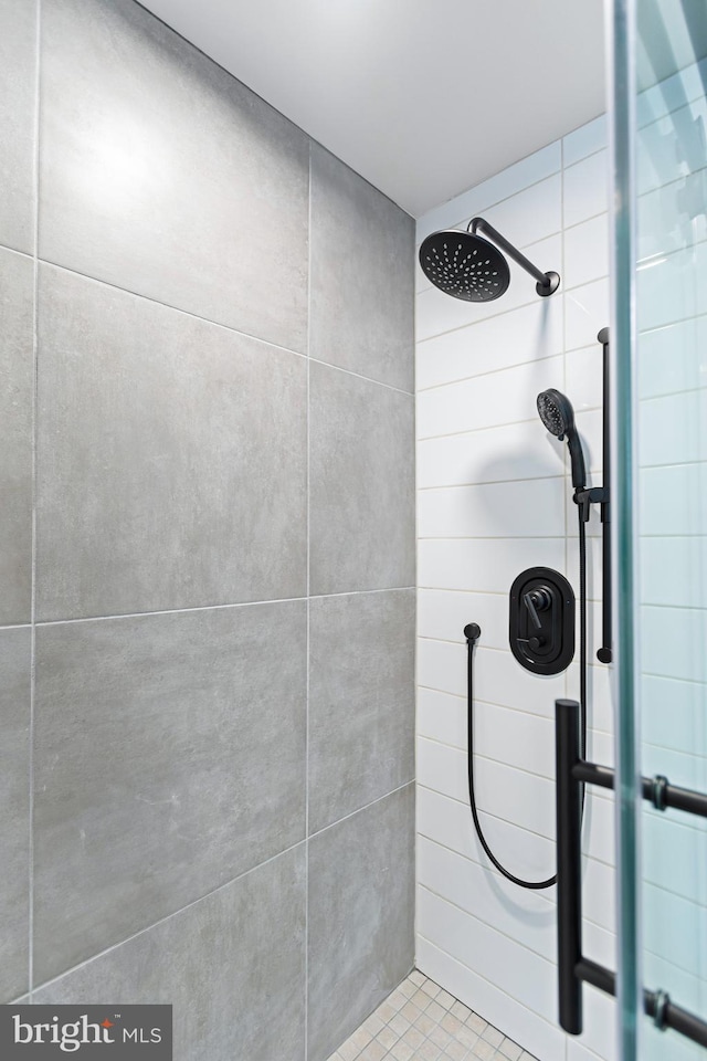 bathroom featuring tiled shower