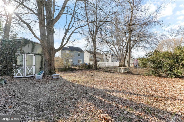 view of yard featuring a storage shed