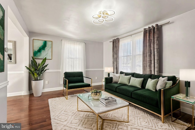 living area with wood-type flooring and baseboards