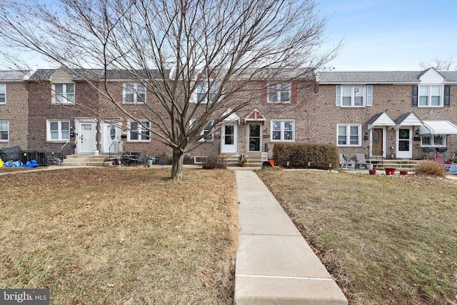 townhome / multi-family property featuring a front yard