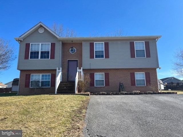 bi-level home featuring a front lawn