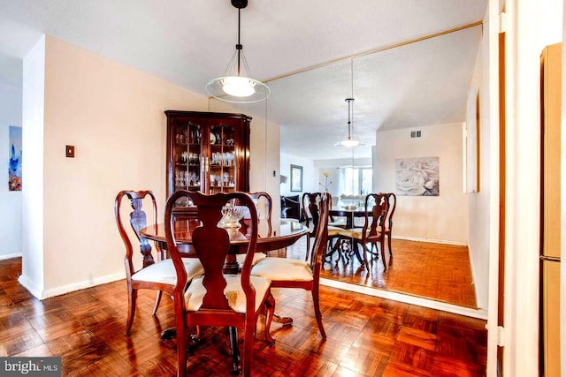 dining space with visible vents and baseboards