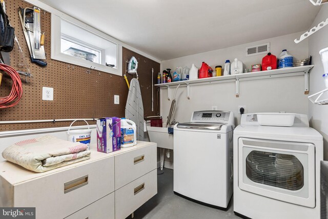 laundry room with washing machine and clothes dryer