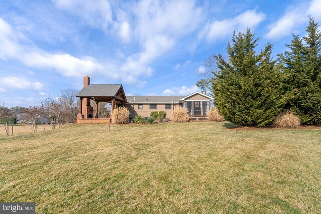 view of front of property featuring a front yard