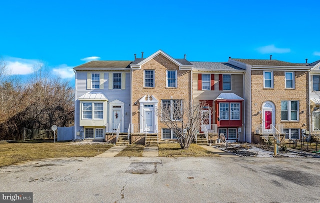 townhome / multi-family property with a front yard