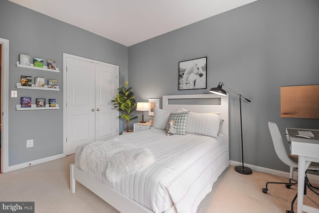 bedroom featuring carpet flooring and a closet