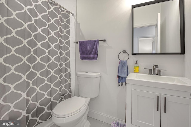 full bath featuring a shower with shower curtain, toilet, vanity, tile patterned flooring, and baseboards