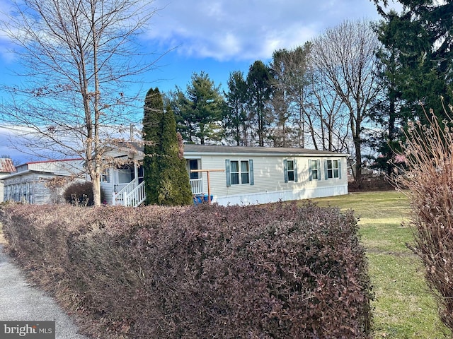 view of front of house with a front lawn