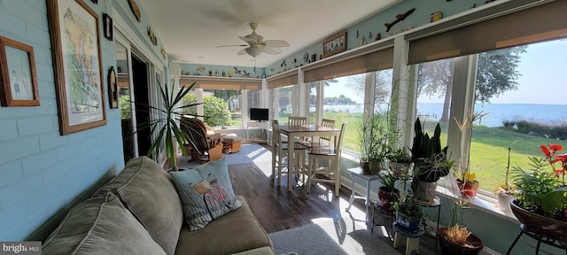 sunroom with ceiling fan