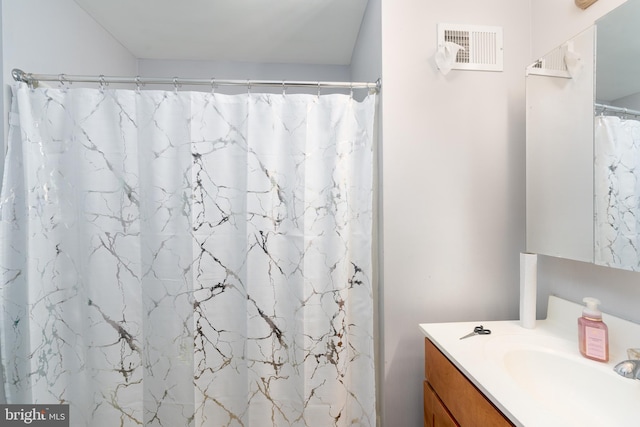 bathroom featuring a shower with curtain and vanity