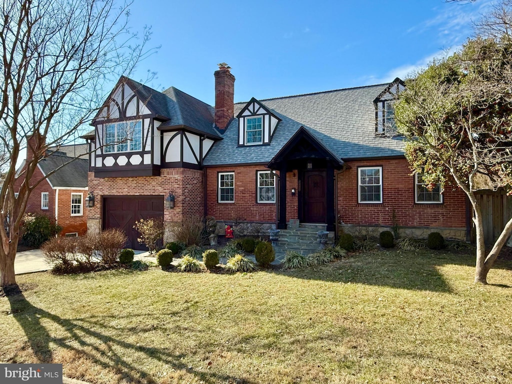 view of front facade featuring a garage and a front yard